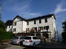 Hotel Paradiso Sul Lago  Via Giacomo Scalini 70, 22034 Brunate, il se situe au hameau San Maurizio.  En voiture l’accès se fait par une route de montagne étroite et tortueuse mais une fois arrivé on est récompensé : superbe vue splendide et unique sur le lac de Côme depuis la terrasse de l'hôtel. Bon accueil des hôteliers, la propreté et le confort des chambres bien insonorisées , le petit déjeuner très copieux.

