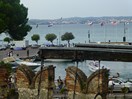 Vue sur le lac de Garde, au premier plan le pont levis intérieur du château.