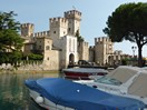 Le château Scaliger vue depuis le port de plaisance.