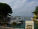 Le petit port de plaisance à l'entrée de la vieille ville de Sirmione.