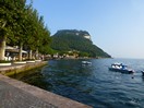 les quais de Garda, au fond le roc de Garda.