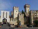 Le château médiéval Scaliger marque l'accès de la ville, l’entrée des voitures est interdit sauf si on est habitant ou bien résident dans un hôtel. Pour les autres véhicules ils peuvent stationner sur les parkings aménagés et payants, à l'entrée de Sirmione.
