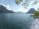 A droite, vue du Monte San salvatore  depuis le lac de Lugano.