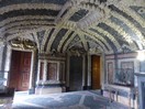  Les grottes. Une enfilade de six pièces aux murs recouverts de galets gris et de coquillages.