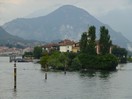 Vue sur le lac avec le Rocher de Malghera.