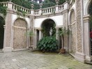 C'est du palais qu'on accède aux jardins par une petite porte qui s’ouvre sur la cour basse flanquée de deux escaliers.