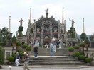 Faisant face au palais, le théâtre Massimo qui offre un spectacle imposant avec sa multitude de niches et ses quarante statues. La statue la plus haute représente la licorne, l'emblème des Borromées.