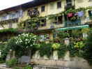 Typiques maisons à plusieurs étages, dotées de longs balcons autrefois utilisés pour sécher le poisson.