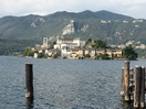 L’île San Giulio située à 400 mètres d’Orta, on accéde à l’île depuis les embarcadères situés sur la piazza Mario Motta. Un transport public en assure la liaison.