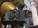 La grande chaire romane représentant des monstres est l’élément le plus marquant de la basilique.
