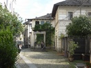 En empruntant le chemin piétonnier, la via del silenzio e della meditazione (chemin du silence et de la méditation,) qui fait le tour de l’île en longeant les antiques maisons des chanoines, permet aussi de découvrir l’île et de beaux points de vue sur le lac.