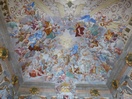  La décoration interne, riche en statues et en fresques illustrent la vie de Saint François d’Assise.
