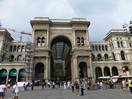La Galleria Vittorio Emmanuele II est une galerie commerçante. Surnommée le salon de Milan , elle constitue un passage entre la place du Dôme de Milan et la Scala. Elle a été baptisée du nom du roi Victor-Emmanuel II d'Italie.