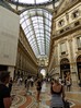 La galerie est constituée de deux galeries monumentales, couvertes par une verrière impressionnante, et qui se rejoignent en forme de croix.