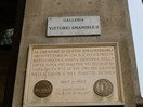 Plaque dédiée à  l’œuvre de l’architecte Mengoni, qui la veille de son achèvement en décembre 1877, se tua en tombant du haut de l'arc de triomphe.