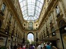  La Galleria est constamment bondée de Milanais et de touristes qui flânent sous les arcades.