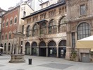 La piazza Mercanti, au centre  se dresse un puits du XVIe siècle, surmonté de deux colonnes du XVIIIe siècle.
