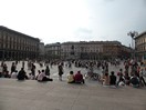 La piazza del Duomo est la place principale de Milan, depuis plus de sept siècles.  C’est le cœur citadin et commercial de la ville. Centre vital de la cité, les Milanais s'y retrouvent pour célébrer les événements importants.
