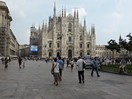 La cathédrale de la Nativité-de-la-Sainte-Vierge de Milan ou Duomo di Milano, en italien est située sur la piazza del Duomo. 