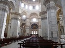 Cette cathédrale en forme de croix grecque mesure 84 m de long, avec trois nefs flanquées de chapelles semi-circulaires. La nef centrale est haute de 30 mètres.