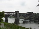 Ce pont a été construit entre 1949 et 1951, son architecture est inspirée de celle du pont médiéval datant du XIVe siècle effondré en 1947.