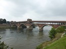 Le Pont couvert relie le centre historique de Pavie, sur la rive gauche du Tessin, au quartier du Borgo Ticino sur la rive droite.