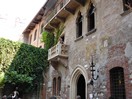 Le fameux balcon de Juliette, il fut ajouté à la façade donnant sur la cour intérieure lorsque la maison fut complètement restaurée entre 1936 et 1940.  Au fond de la cour se trouve la statue de Juliette en bronze, qui selon la légende dit que les femmes doivent lui toucher le sein droit afin de leur apporter bonheur amoureux et fertilité.