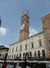 Juxtaposée au Palais de la Commune, cette tour en briques fut bâtie de 1462 à 1464. Elle domine le Palazzo della Ragione et la Piazza delle Erbe.