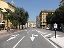 Sur le cours de la Nouvelle Porte, tout au fond la Porte de la cité médiévale qui faisait partie des enceintes du XIVe siècle.