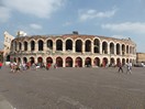 Les Arènes de Vérone,amphithéâtre romain, érigées en 30 après. J.-C., troisième plus grand amphithéâtre romain après ceux de Rome et de Capoue et sûrement le mieux conservé elles pouvaient accueillir environ 30 000 spectateurs.