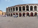 En 1117, l'enceinte extérieure de l'amphithéâtre fut presque entièrement détruite par un tremblement de terre, l'arène fut utilisée comme carrière pour d'autres constructions. Les premières restaurations commencèrent pendant la Renaissance.