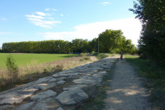 Le chemin à proxilité du château de Teillan