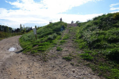 Se diriger à droite pour emprunter le chemin sur la digue