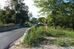 En quittant le parking franchir le pont sur le Vidourle