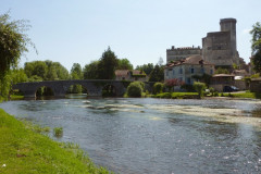 Le  château médiéval et le pont du XIVe siècle.