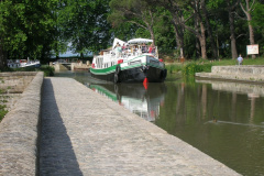 Péniche sur un pont-canal