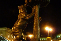 La Puerta del Sol et la statue de l'Ours et de l'Arbousier, symboles de la ville de Madrid