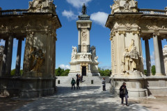 Au fond le monument au général Martinez Campos