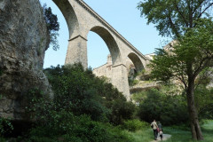 Pont-viaduc qui enjambe la Cesse