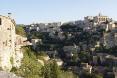 Gordes est l'un des lieux les plus visités de la Provence, ancré sur les hauteurs d'un piton rocheux, c'est une des bourgades les plus étendues de la contrée.