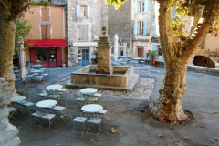 Gordes, place de la fontaine à Gordes