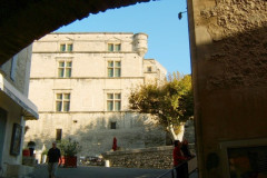 Gordes, au fond le château forteresse qui domine le village