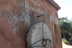 Roussillon se situe au cœur de la vallée nord du Luberon