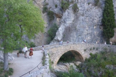 Moustiers-Sainte-Marie, un  chemin  jalonné d’oratoires conduit au sanctuaire