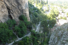 Moustiers-Sainte-Marie, un  chemin  jalonné d’oratoires conduit au sanctuaire