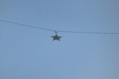 Moustiers-Sainte-Marie, une chaîne portant en son centre une étoile est suspendue en travers de la gorge