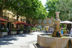 Tourtour, place des Ormeaux