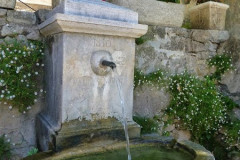 Les fontaines au nombre de huit sont alimentées par des eaux de la source du Saint-Rosaire