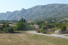 Puyloubier, au pied du versant de la montagne Sainte-Victoire