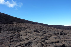 Cheminement vers le sommet du piton de la Fournaise qui culmine à 2 632 mètres